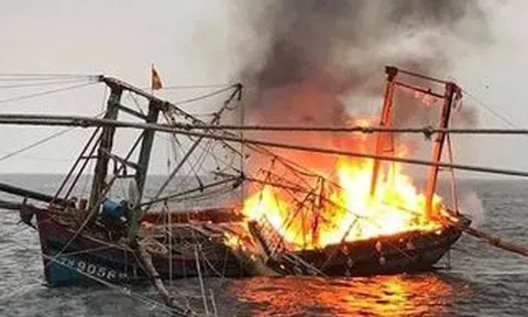 Tàu cá bất ngờ bốc cháy ngùn ngụt, 7 ngư dân may mắn thoát chết